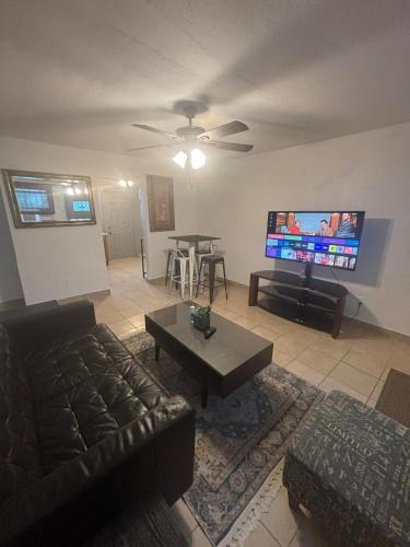 Urban Core Apartment | Private Cozy Apartment