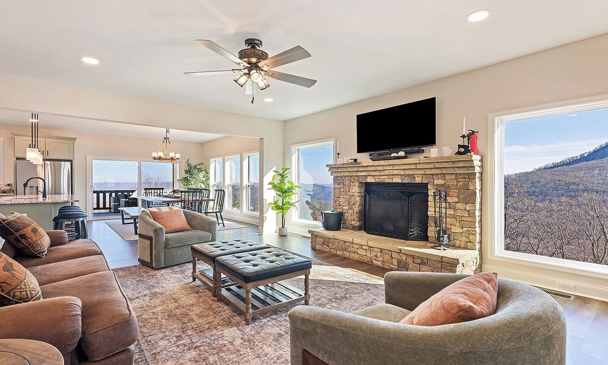 Settlers Ridge House | Private, Gated, 6 acres, Epic Long Rage Views, Best Location, Sleeps 10, Family!