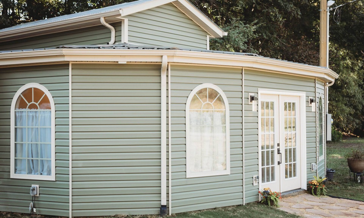 Jefferson City Apartment | Private Greenhouse Style Guesthouse! 15 min from the lakes and close to gburg!