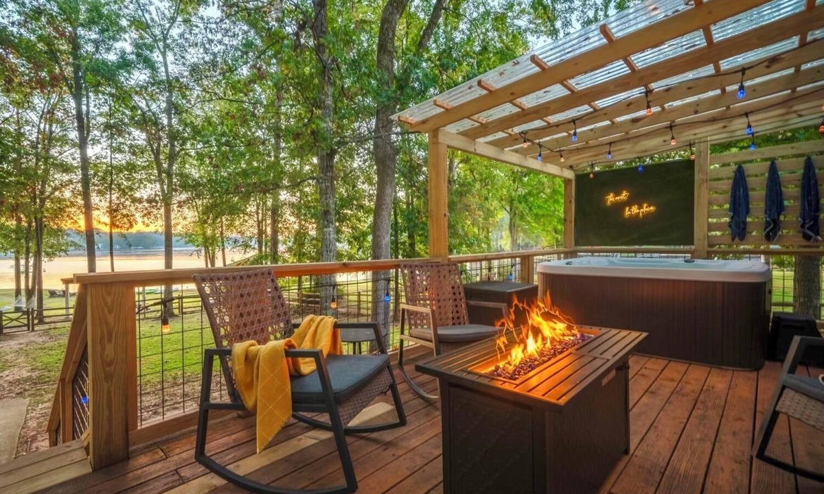 Eatonton House | Private Lakefront Spread: BigH2O, Smokehouse, Spa, Firepits, Fence, PETS