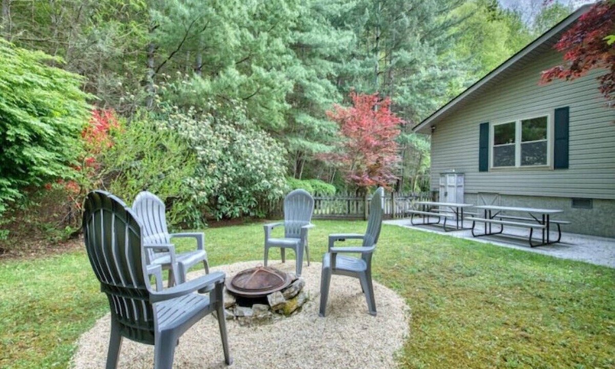 Maggie Valley Cabin | Private pet-friendly escape w/Views, Fenced Yard, Stocked kitchen, Fireplace