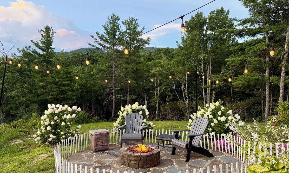Frank House | Private Romantic Loft with a VIEW! Heartbeat Area for Hiking & Waterfalls!
