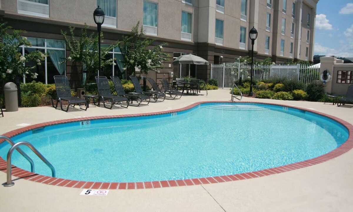 Guntersville Hotel | Quiet Guest Stay Near Scenic Lake Perfect for Nature Enthusiasts