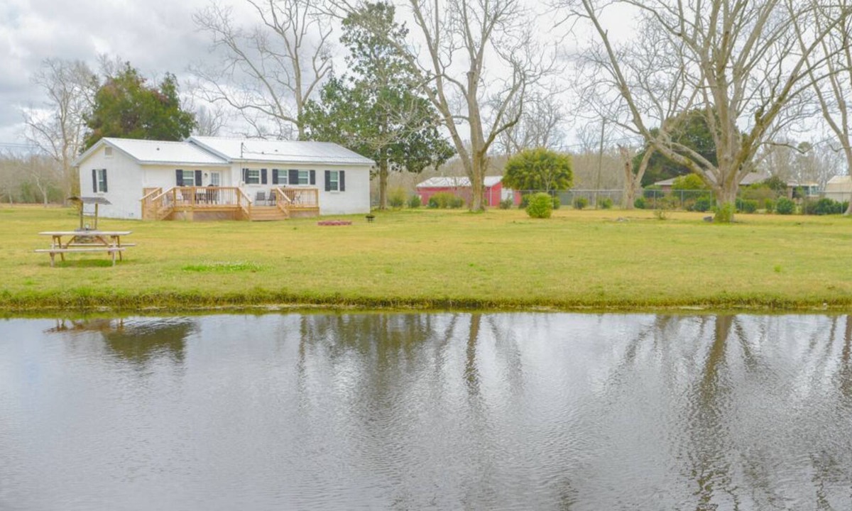 Grand Bay House | Ranch-Style Home on the Pond