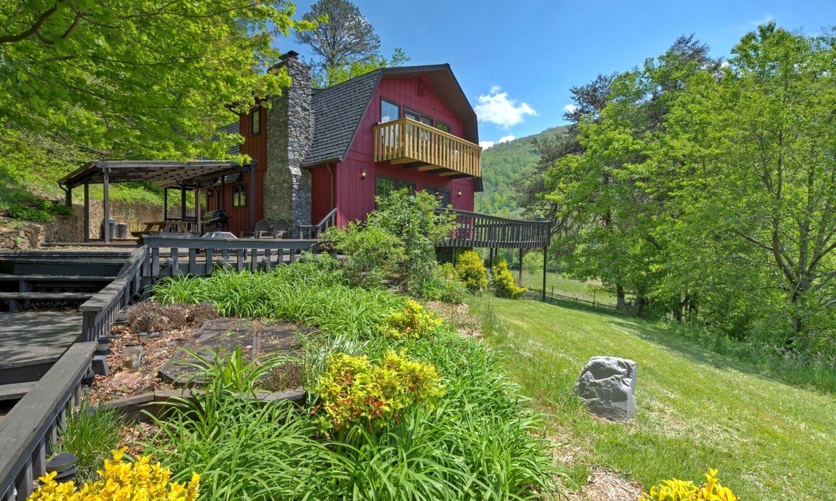 Canton Cabin | Red Nova - Cabin in Pastoral Setting, Canton NC