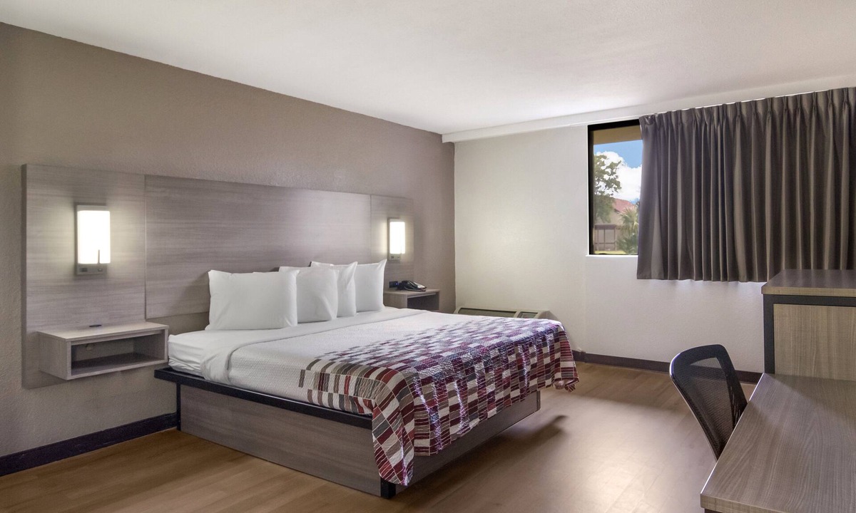 Dock Junction Hotel | Red Roof Inn & Suites Brunswick I-95