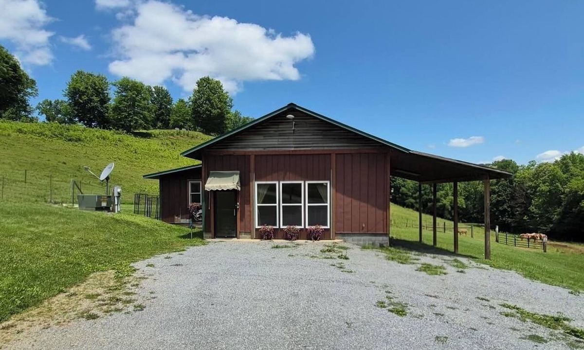 Roan Mountain Cottage | Relax Inn Creekside. 2-bedroom cottage in beautiful Roan Mtn w/incredible views