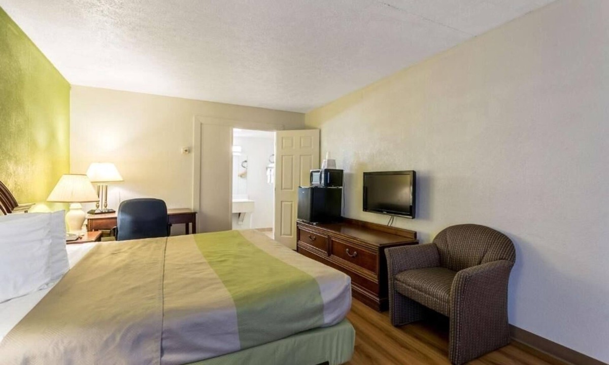 Edgewood Hotel | Relaxing Room Near Ripken Stadium w/On-Site Restaurant
