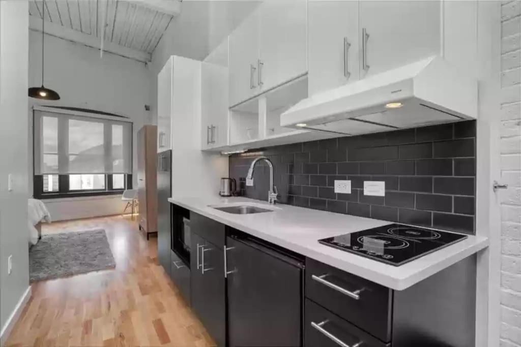 Downtown Hartford Apartment | Relaxing Space Downtown - Close To Hospitals - Free Parking and Wifi
