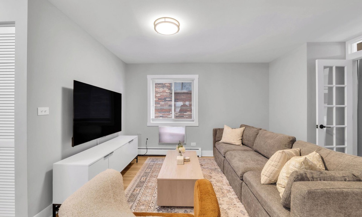 West Ridge Apartment | Retreat Near Andersonville 3BR Newly Remodeled