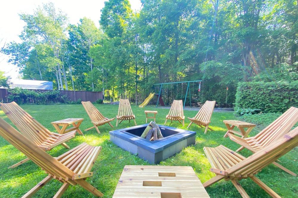 Kincardine Cottage | Retro modified A-Frame cottage across from Lake Huron (4 bdrm)
