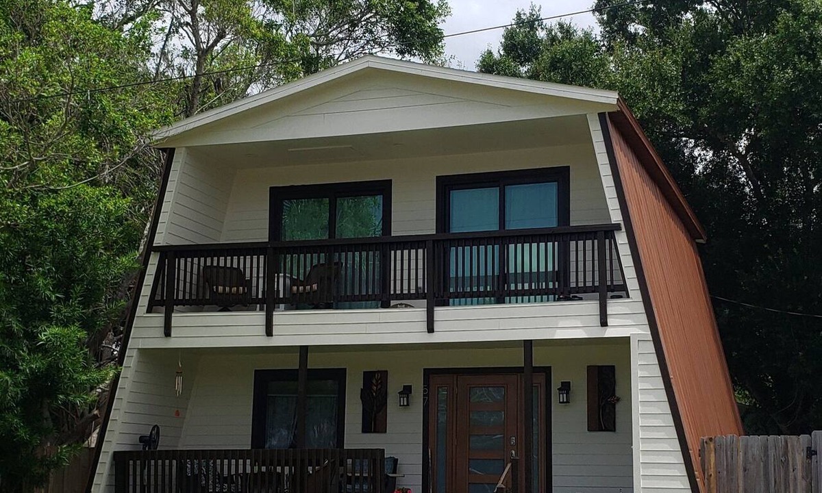 Fort Myers Ski Chalet | River Chalet 2 bedroom 2 bath, hot tub and cool tub, just 3 min to downtown