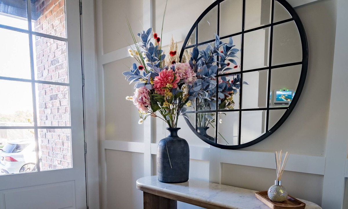 Hitch Village - Fred Wessels Homes House | Riverfront Retreats, Downtown