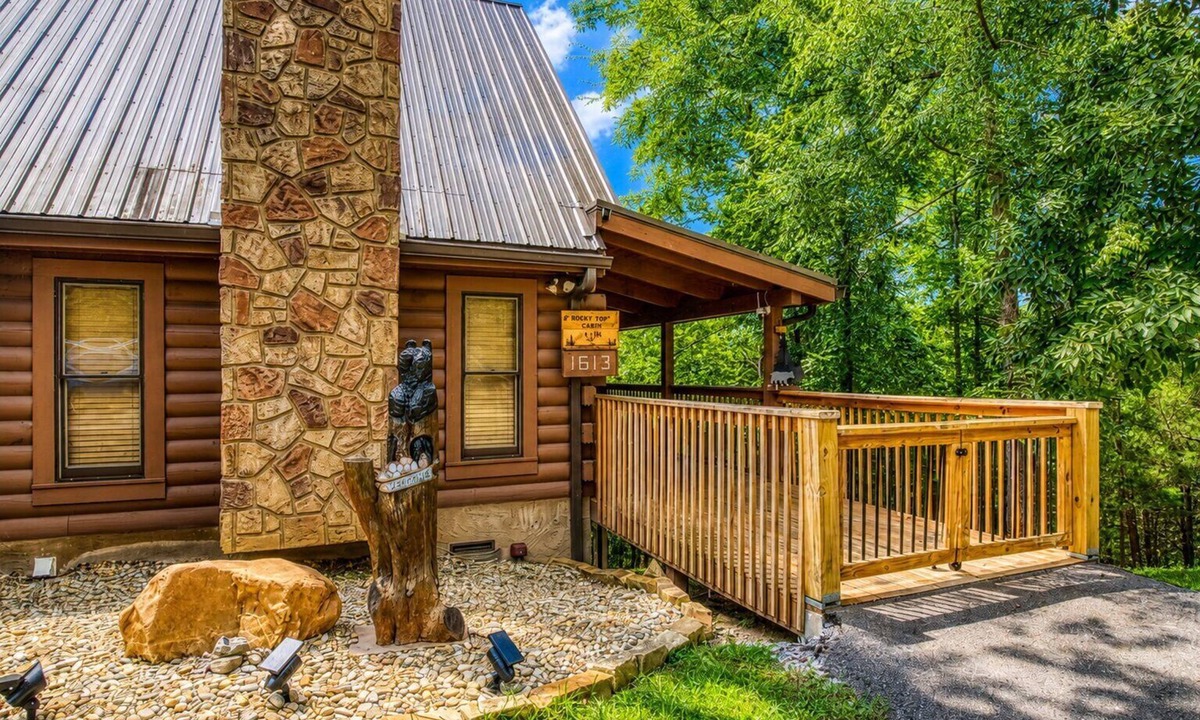 Sevierville Cabin | Rocky Top Heaven - Arcade Game, Resort Pool, $560 FREE tickets each paid day!