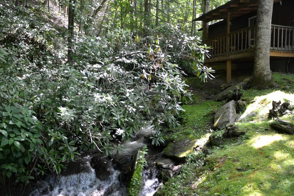 Cherokee Cabin | Romantic Log Cabin in Wooded Setting near Cherokee, North Carolina