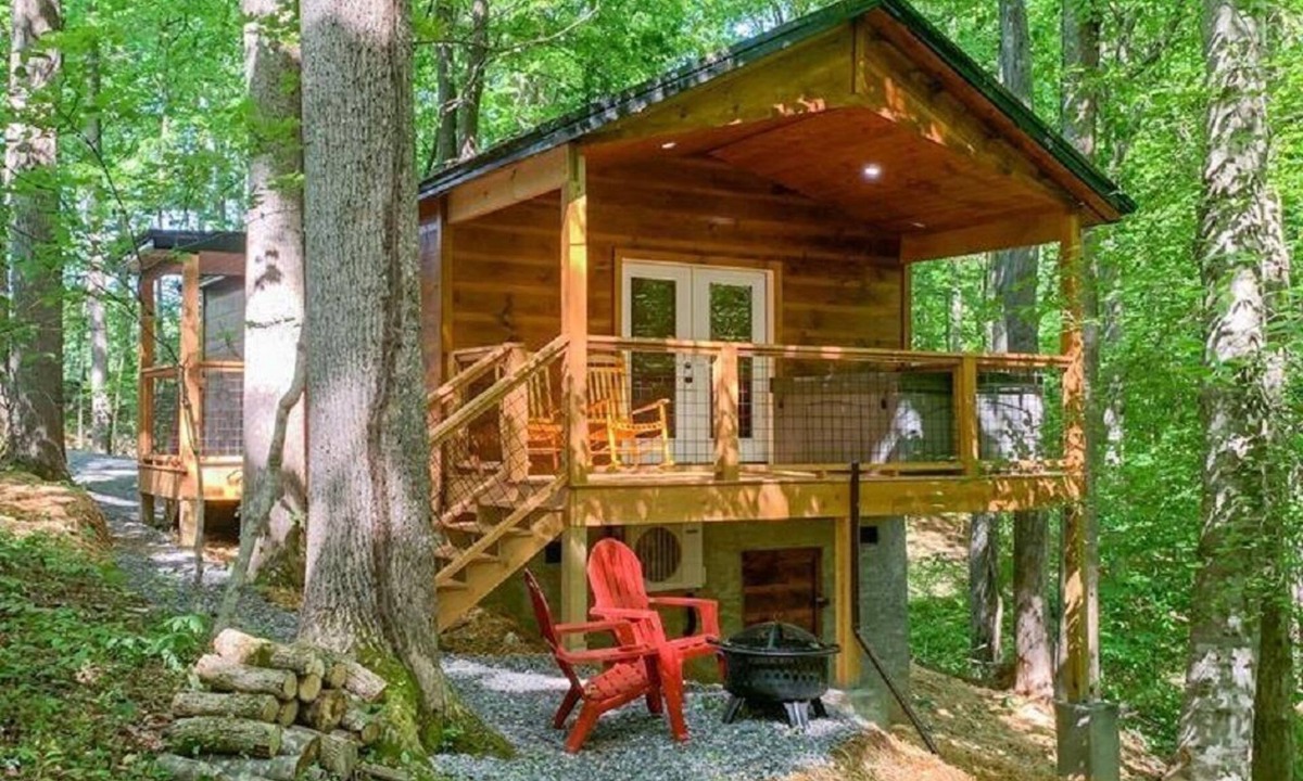 Sevierville Cabin | Romantic Smoky Mountain Cabin, w/King Bed, Hot Tub, Easy Access & Fast Wi-Fi