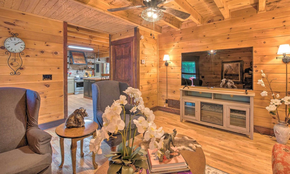 Dallas Cabin | Rural Dallas Gem w/ Hot Tub, Sauna + Fire Pit!