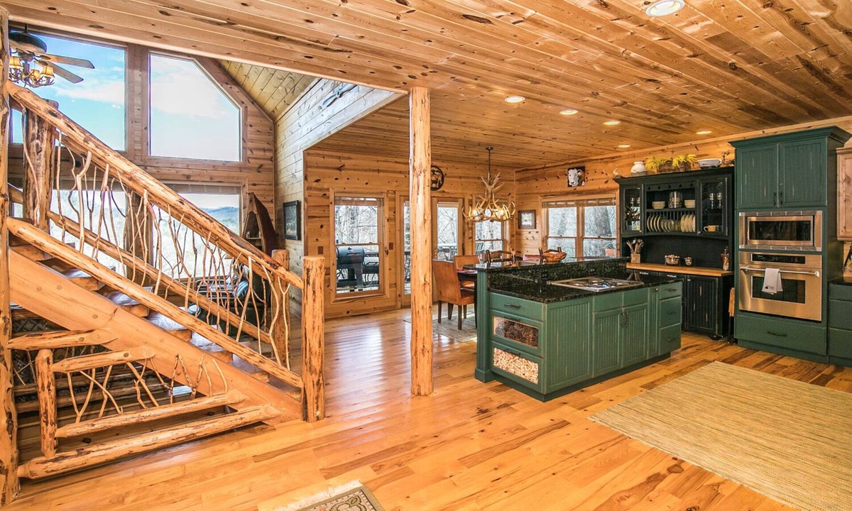 Wiley Cabin | Rustic Cabin 0.4 miles from Lake Burton - 3 bedroom/3.5 bath - Beautiful views