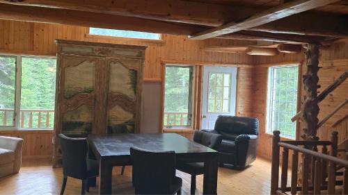 Columbia Valley Ski Chalet | Rustic Executive Cabin at Beaverfoot