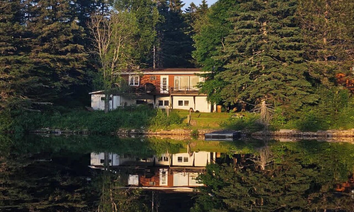 Lantier House | Rustic Lakefront Chalet Sunsets & Mountains
