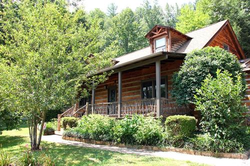 Clyde House | Rustic Log Cabin Rental with a Hot Tub near Asheville, North Carolina