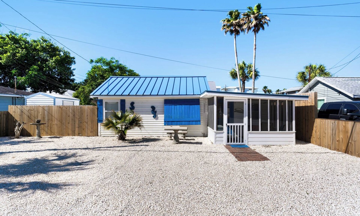 Laguna Beach House | Salty Seahorse Bungalow | Walk to Beach | King Bed |Porch| Near Thomas Donuts