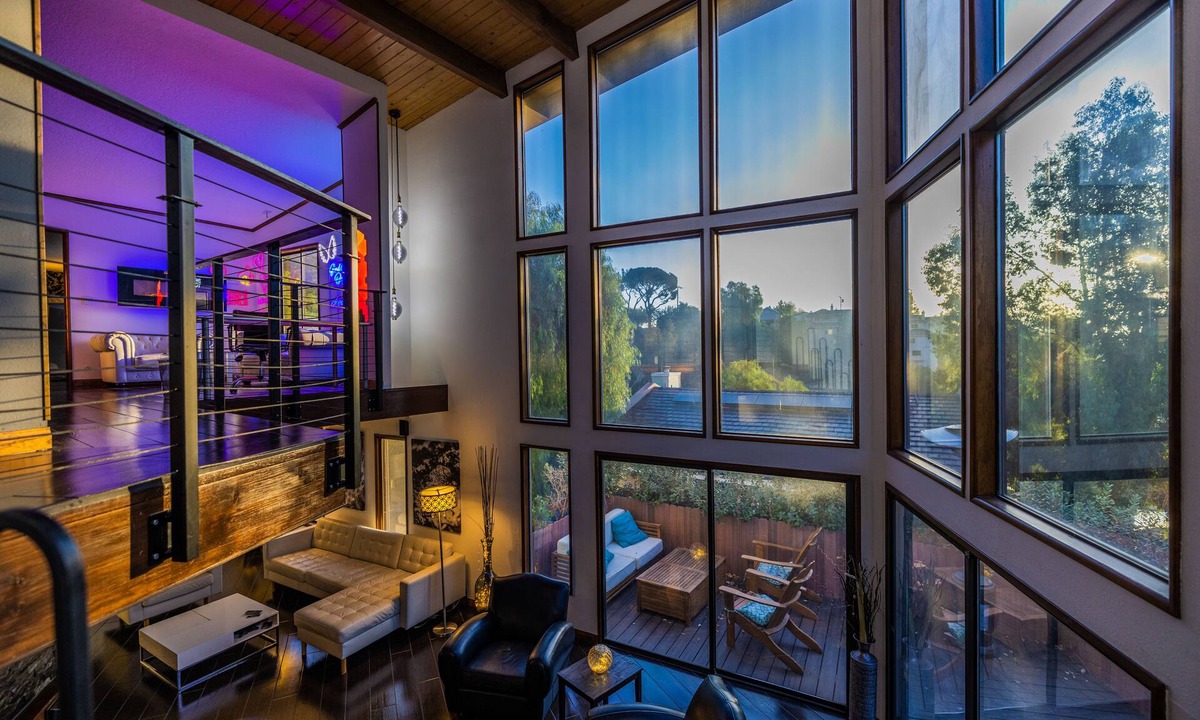 Canoga Park House | Scenic Canyon 4-Bed Retreat: Hot Tub, Hiking Trails, EV Charger & Private Garden