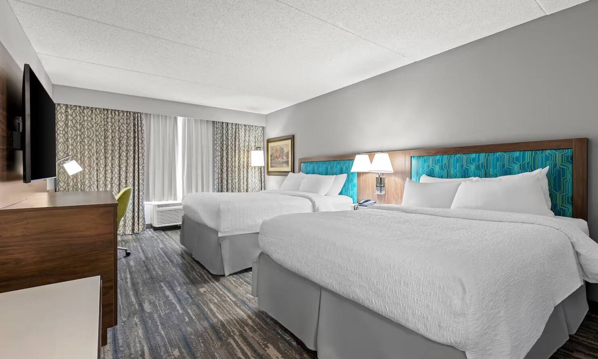 Guntersville Hotel | Scenic Stay Near Lake Guntersville with Breakfast, Parking, Tennis l 2 Rooms