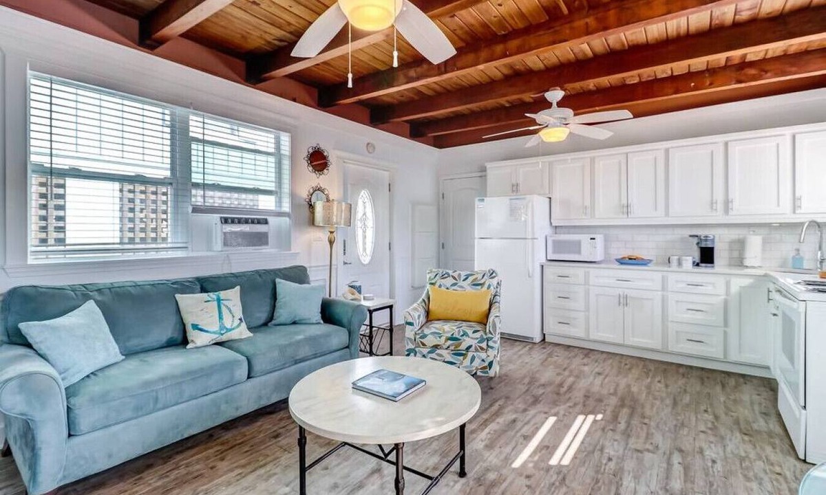 Fernandina Beach Apartment | Sea Glass Cottage #4 | Renovated | Steps to Beach | Outdoor Courtyard