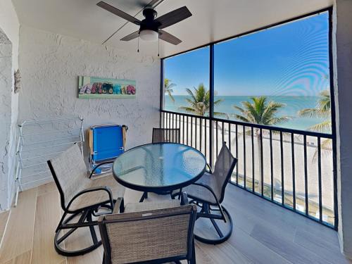 Mid Island Apartment | Seaside 303