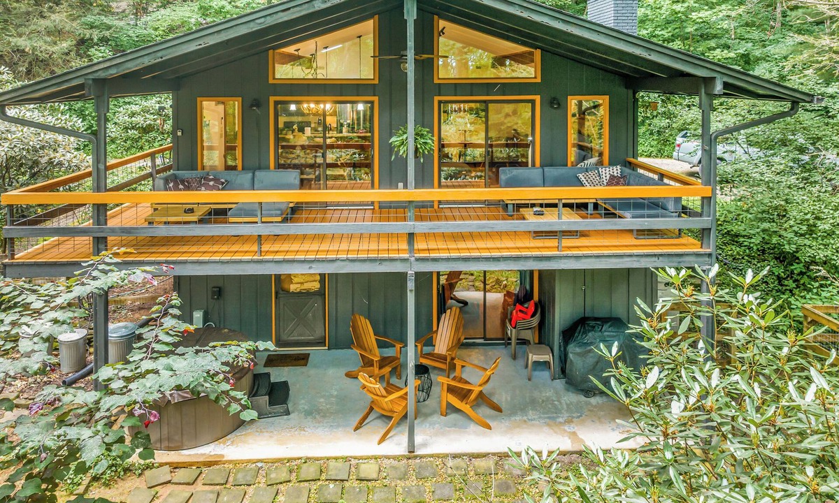 Maggie Valley Ski Chalet | Secluded 4BR Mountain Cabin w/Hot Tub & Fire Pit