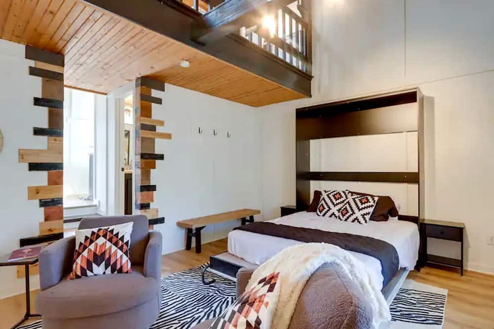 Gentry Cabin | Secluded Studio Getaway with Outdoor Living and Trails Near Siloam Springs, Gentry, AR