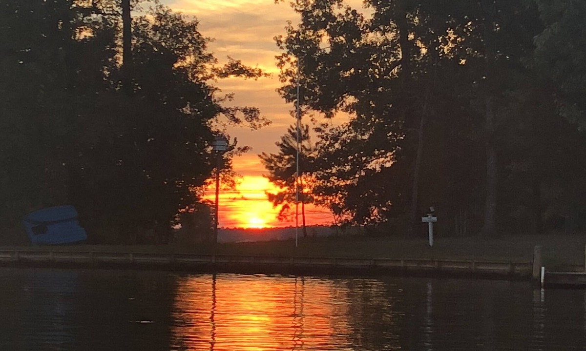 Eatonton House | Serenity on Lake Sinclair 3bd 2bth Sleeps 11, Dock, Firepit, +On-Site Boat Ramp!