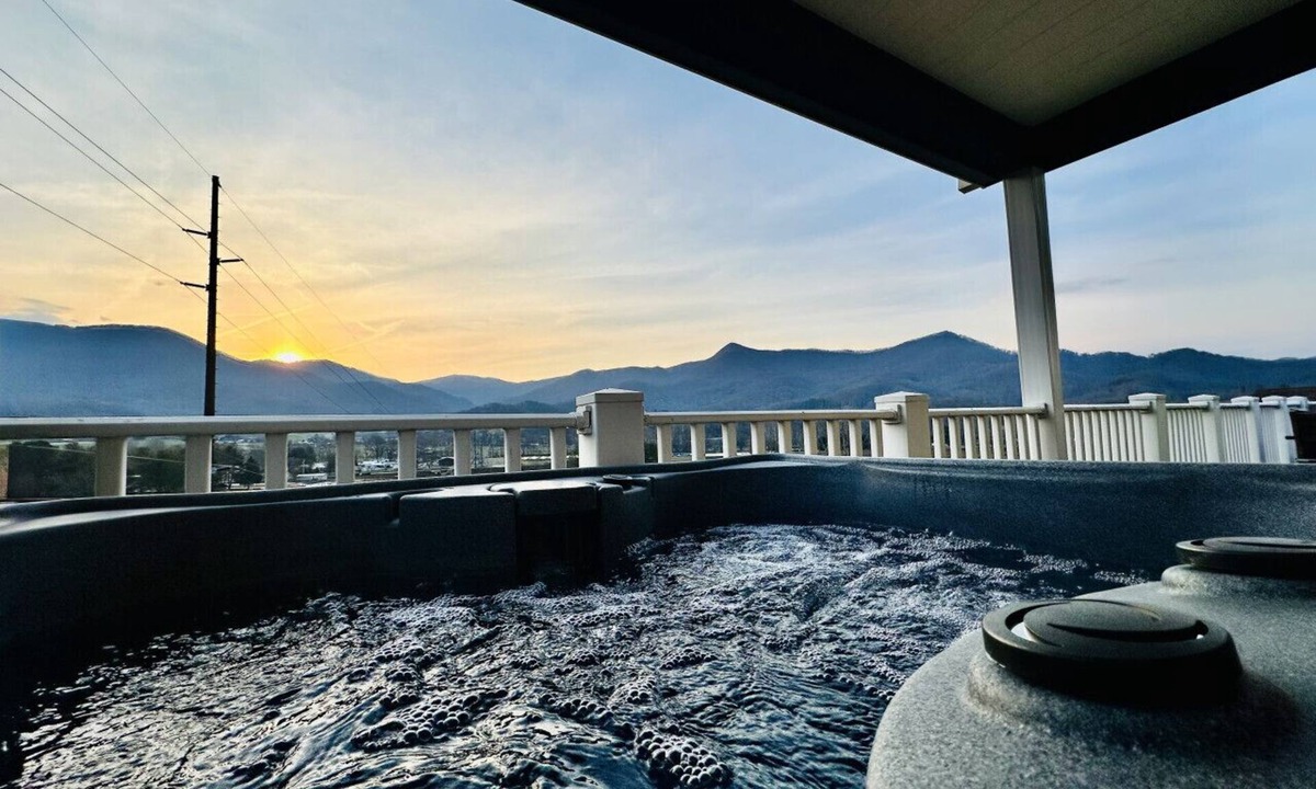 Waynesville House | Seven Peaks Escape - Breathtaking 180°+ Mountain Views | 2 Hot Tubs