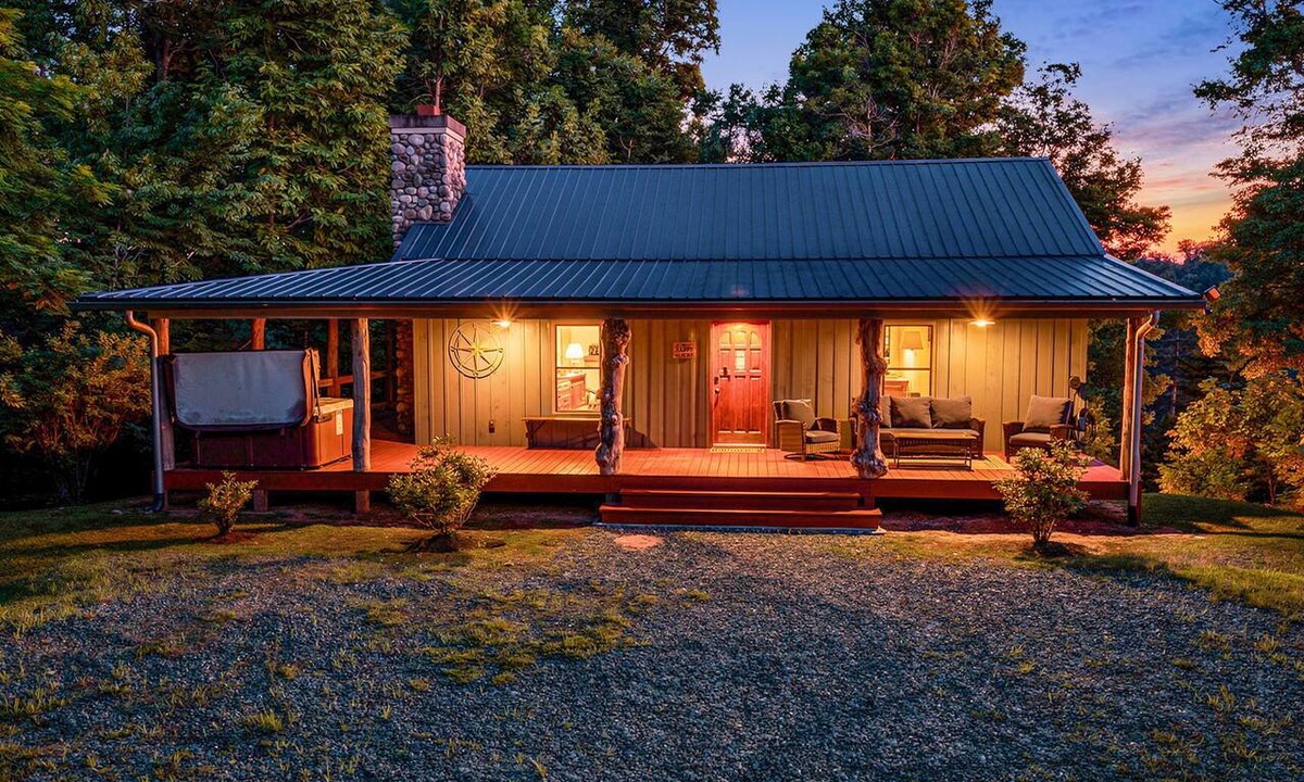 Marshall Cabin | Silent Night by Carolina Mornings | Secluded Cabin w/Private Hot Tub & Fire Pit