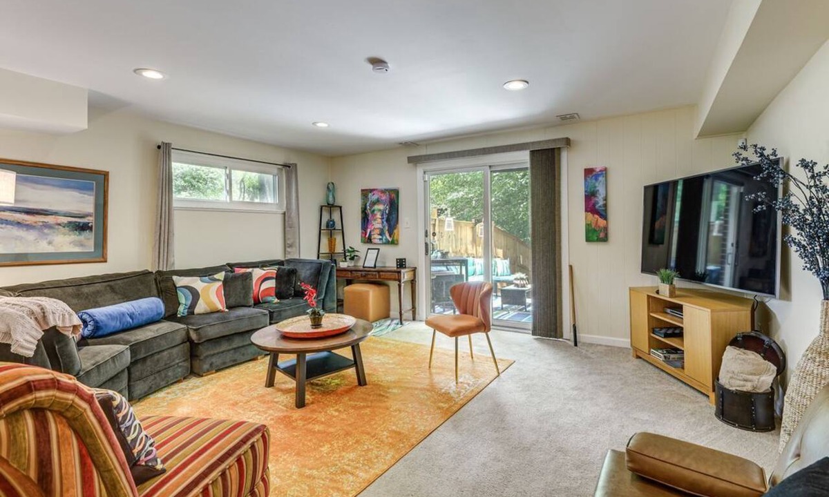Silver Spring Apartment | Silver Spring Retreat Near DC | Pet Friendly Yard