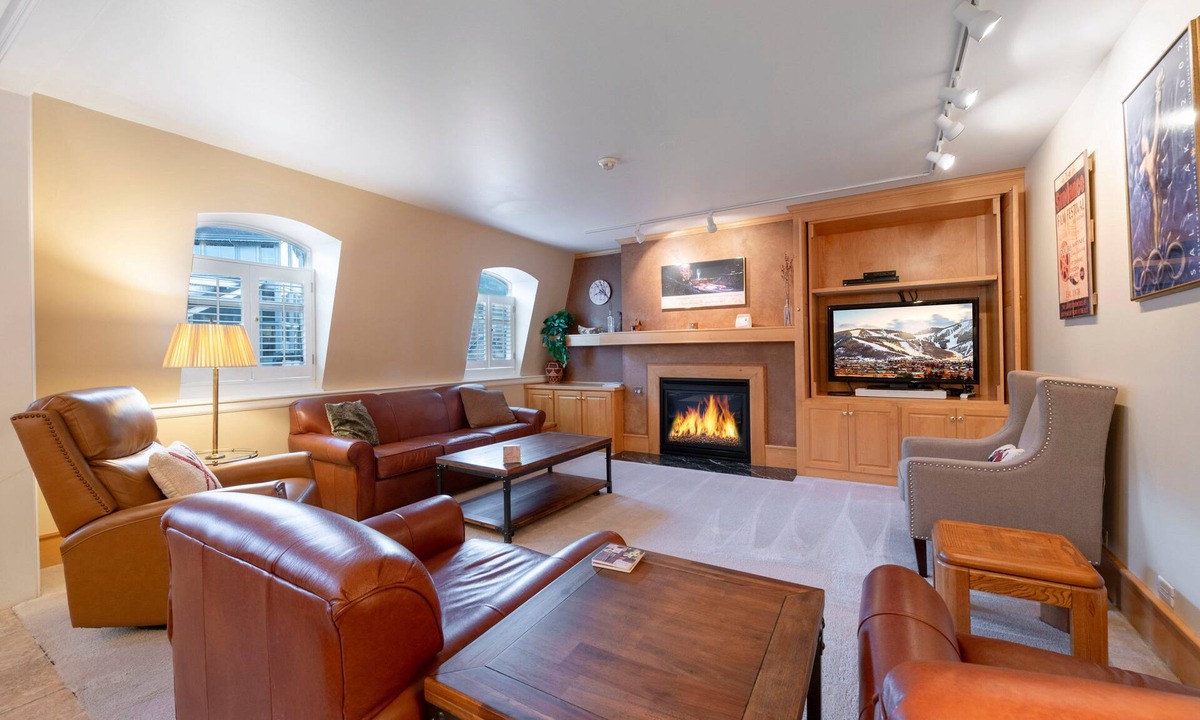 North Park City Condo | Ski-In Ski-Out 3BR at PCMR Base, Pool, Hot Tub, Sleeps 8