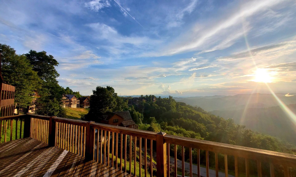 Wolf Laurel Cabin | Ski-In Views & Hot Tub⛷️ Black Bear Lodge + 8 mins to Hatley Pointe