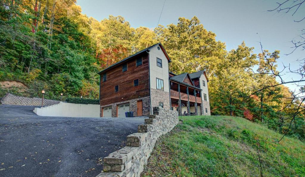 Mars Hill Cabin | Sky Lodge Huge Asheville mountain gathering place Great views fire pit and more