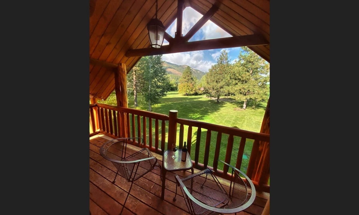 Winthrop Apartment | Sleeping Wolf Studio w/ski trail & river access, pool/hot tub