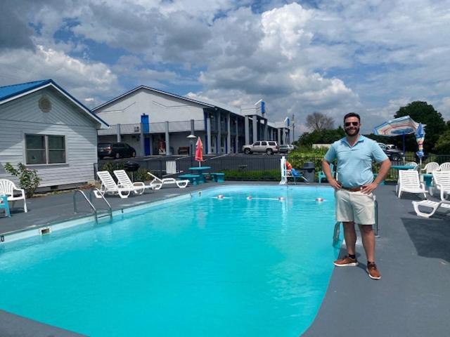 Kodak Hotel | Smokies Inn - New Linens & Ultrafast WIFI - Friendliest Hospitality Guaranteed!