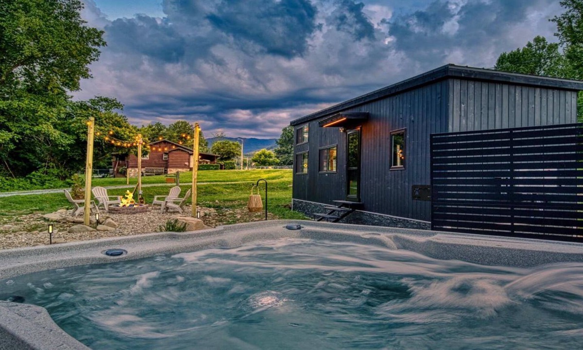 Cosby Cabin | Smoky Nook Soak & S’mores - Luxury Tiny Home w/AC, Mountain Views & Fire-pit