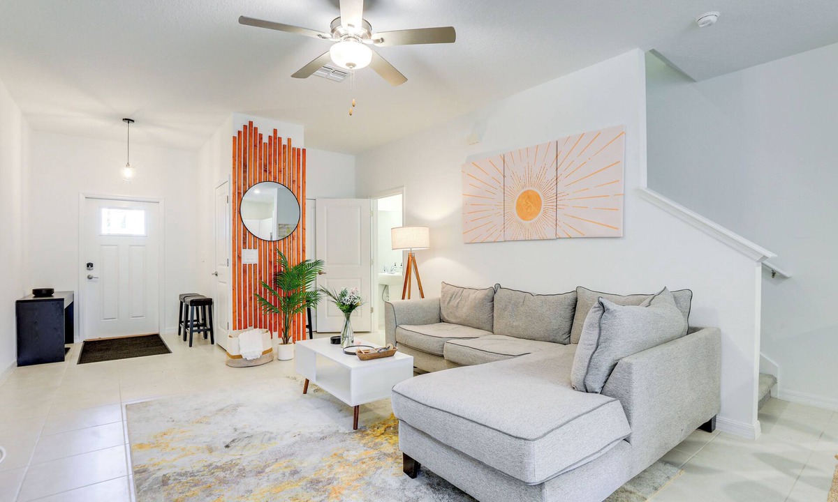 Ruskin House | Snowbird Haven Townhome w/Pool Access Near Tampa!