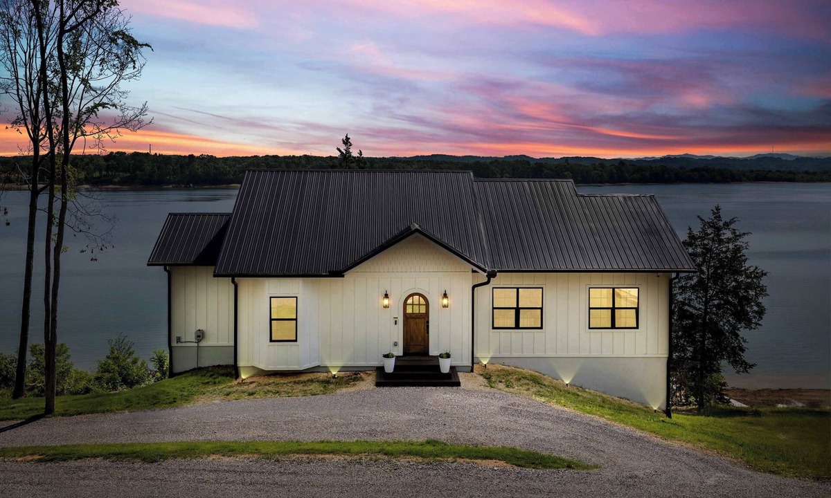 Dandridge House | Someday Cottage, Luxury Lakefront Views for 6 withPool & Billiards!