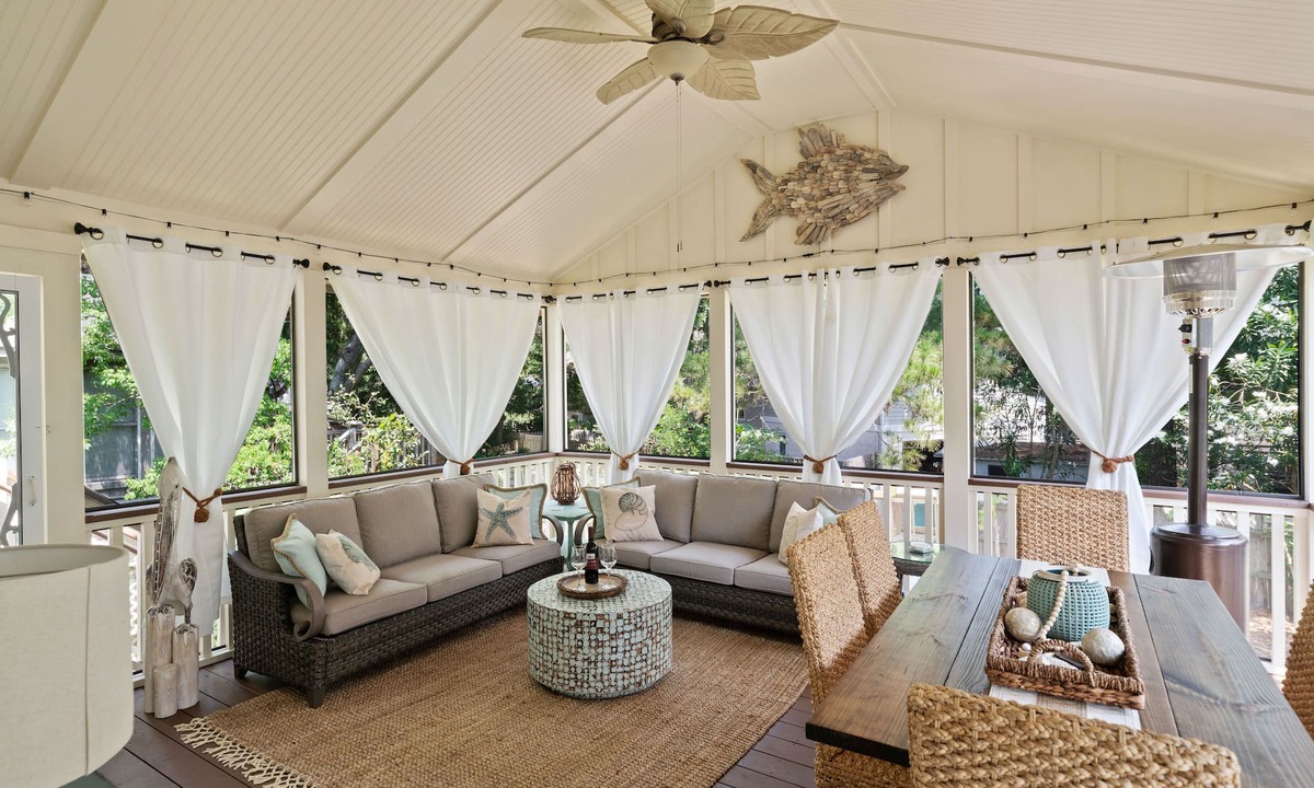 Saint Simons Heights House | South-end Family favorite! Walk to shopping+restaurants+grocery stores!