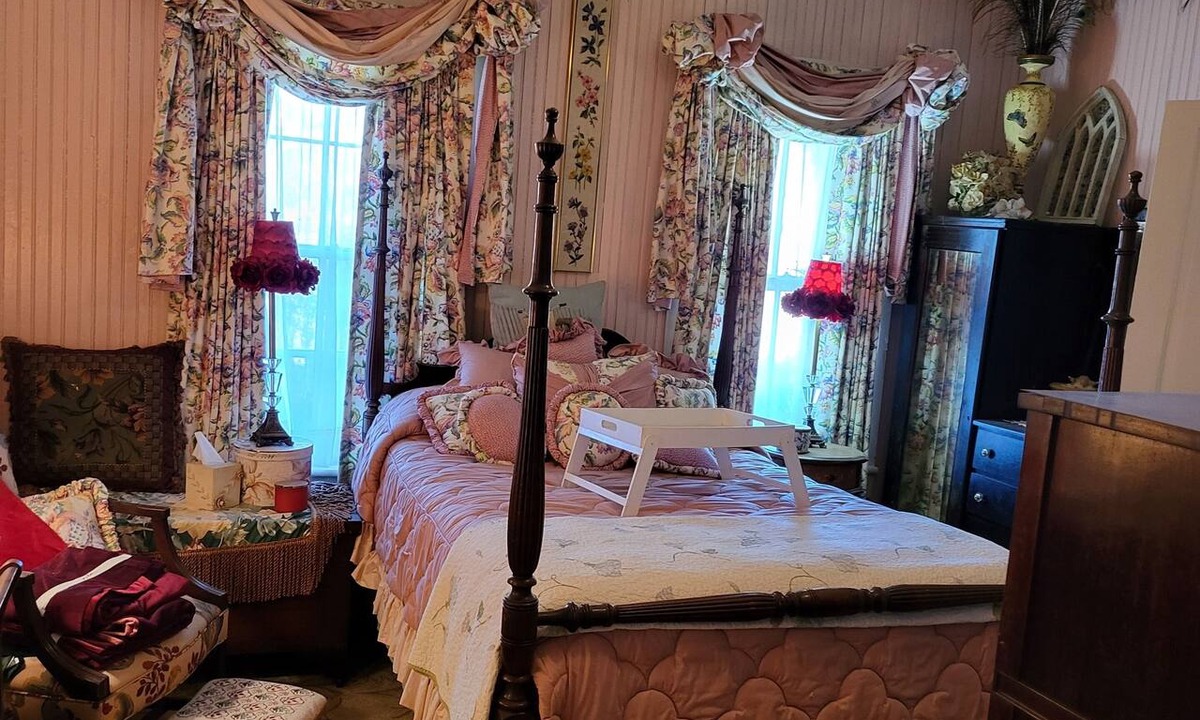 Statesboro Other | Southern Oaks Inn & Estate restored farmhouse near Georgia Southern University