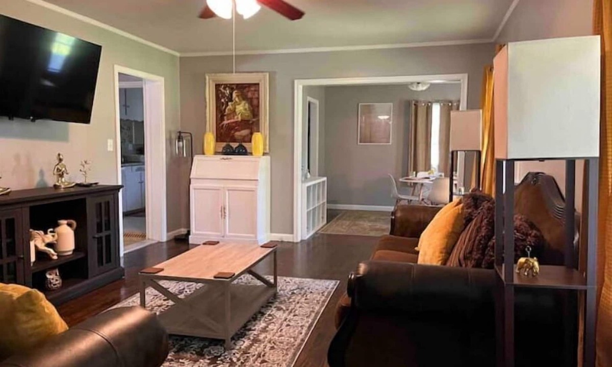 Valdosta House | Spacious 3BR House Sleeps 8 Near SGMC, VSU & Moody AFB Parking
