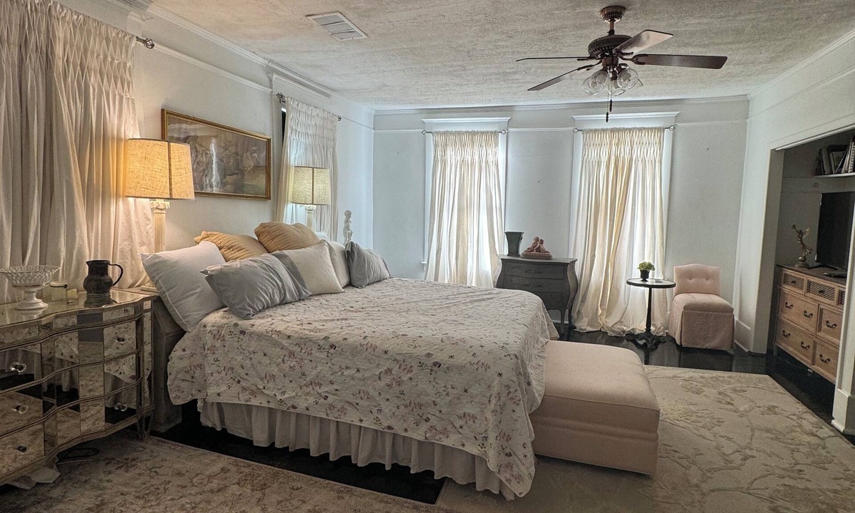 Montgomery House | Spacious 4-bedroom farmhouse in peaceful Montgomery