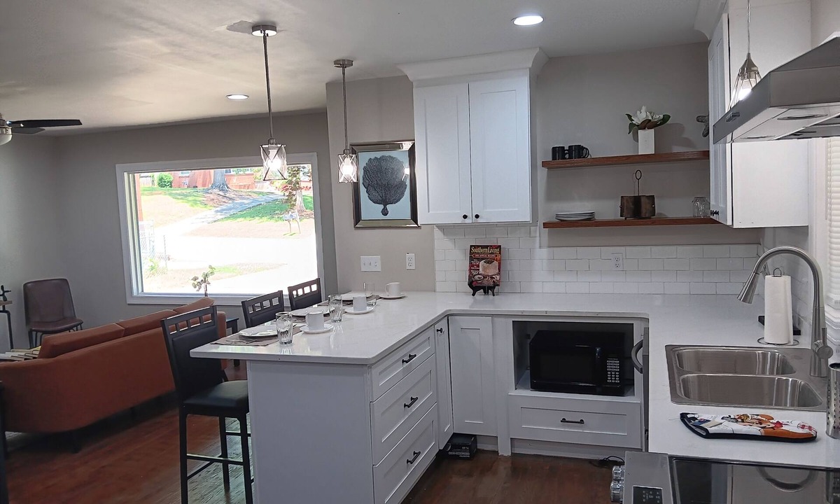 East Point House | Spacious 5-bedrm house in enchanting East Point with WiFi, AC. 4 mins to airport