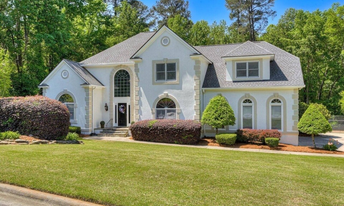 Martinez House | Spacious 5-bedroom house with private tennis court and fitness room in Martinez